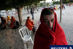 Lorca evalúa conmocionada los daños del seísmo Varias personas esperan tras pasar la noche al raso en Lorca el 12 de mayo de 2011.
