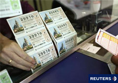 Un hombre compra billetes de lotería en un puesto en Madrid