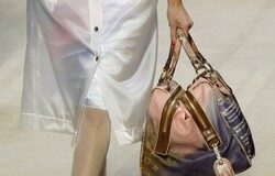 La plataforma eBay, condenada en Francia por la venta de falsificaciones La plataforma eBay, condenada en Francia por la venta de falsificaciones Modelo con bolso de Louis Vuitton