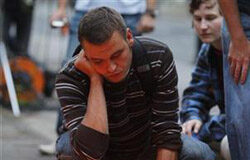 Alemania investigará las muertes de la «Love Parade» En la imagen del 25 de julio, un hombre contempla las velas en recuerdo de las víctimas en la ciudad alemana.