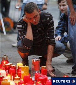 En la imagen del 25 de julio, un hombre contempla las velas en recuerdo de las víctimas en la ciudad alemana.