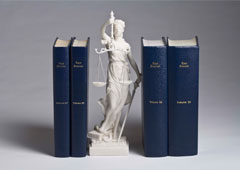 Libros y estatua de la justicia