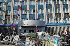 Ucrania dice que los separatistas retienen rehenes y los activistas lo niegan Manifestantes pro-rusos en una barricada fuera de las oficinas del SBU en Luhansk, en el este de Ucrania, el 7 de abril de 2014