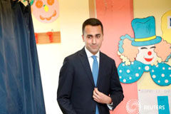 Italia, ante el estancamiento político tras el avance del Movimiento 5 Estrellas Redacción de Reuters 4 MIN. DE LECTURA Por Crispian Balmer y Isla Binnie Luigi Di Maio, líder el Movimiento 5 Estrellas, deposita su voto en un colegio electoral en Pomigliano d'Arco, cerca de Nápoles, 4 de marzo de 2018