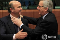 España asume el objetivo de déficit impuesto por Bruselas Luis de Guindos junto al primer ministro luxemburgués y presidente del Eurogrupo Jean-Claude Juncker
