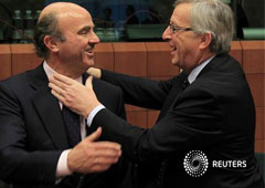 Luis de Guindos junto al primer ministro luxemburgués y presidente del Eurogrupo Jean-Claude Juncker