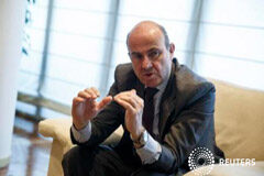 De Guindos prevé que el PIB crezca en torno al 0,8% en el primer trimestre El ministro durante una entrevista con Reuters el 4 de marzo en Madrid
