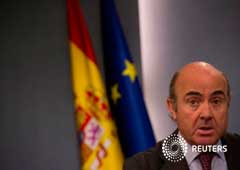 El ministro de Economía, Luis de Guindos, ofrece una rueda de prensa en el Palacio de la Moncloa en Madrid, el 31 de marzo de 2017