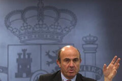 De Guindos: Las reformas deberían impulsar el crecimiento Imagen de De Guindos en la rueda de prensa tras el Consejo de Ministros celebrado el 3 de febrero en el Palacio de La Moncloa.