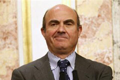 El Gobierno estima en 52.000 millones el saneamiento de la banca Luis de Guindos, en una rueda de prensa tras la aprobación de la ley en el Congreso