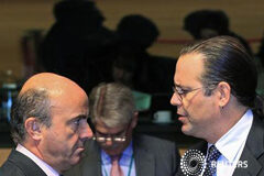 España y el Eurogrupo apuntan a cifras de déficit más realistas El ministro español de Economía, Luis de Guindos (I) habla con el titular sueco de Finanzas, Anders Borg, durante una reunión en Luxemburgo, el 9 de octubre de 2012