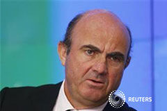 España crea el banco malo para desbloquear la ayuda de Bruselas El ministro de Economía, Luis de Guindos, en Madrid