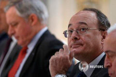 El Banco de España estima que el PIB creció un 0,4% en el primer trimestre El gobernador del Banco de España, Luis María Linde (D), durante un evento en Madrid el 16 de noviembre de 2012