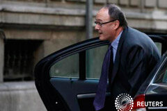 El Banco de España pide más esfuerzo para cumplir con el déficit de 2014 El gobernador del Banco de España, Luis María Linde, antes de testificar en un tribunal en Madrid