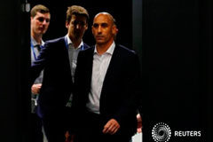 La Federación destituye a Lopetegui a 2 días del estreno de España en el Mundial El presidente de la Federación Española de Fútbol, Luis Rubiales, a su llegada a la rueda de prensa en la que se anunció la destitución del actual seleccionador, Julen Lopetegui, en Krasnodar, Rusia, el 13 de junio de 2018