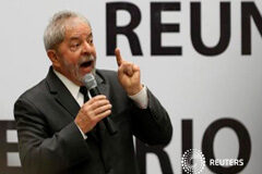 Detienen al ex presidente brasileño Lula en una investigación anticorrupción Lula en una reunión con miembros de su Partido de los Trabajadores (PT) en Brasilia