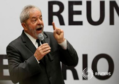 Lula en una reunión con miembros de su Partido de los Trabajadores (PT) en Brasilia