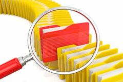 El sistema nacional de transparencia y lucha contra la corrupción en Ecuador Una lupa aumentando una carpeta