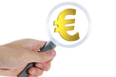 Cuando llega una inspección Símbolo del euro ampiado por una lupa