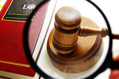 Un juzgado de lo Penal de Granada condena a un abogado por denuncia falsa a un magistrado Lupa y mazo