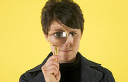 El derecho de acceso en la normativa sobre protección de datos Una mujer mirando a través de una lupa.