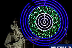 La tarifa eléctrica sube un 9,8 por ciento para los usuarios regulados luces de Navidad frente a la Puerta de Alcalá, el día de encendido de las luces navideñas en Madrid, el 26 de noviembre de 2010