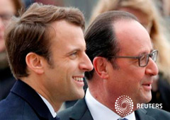 Macron y el presidente saliente François Hollande durante un acto en recuerdo del fin de la II Guerra Mundial en París, el 8 de mayo de 2017