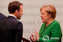 Los líderes europeos negocian sobre el clima y el reparto de puestos en cumbre de UE El presidente francés Emmanuel Macron y la canciller alemana Angela Merkel hablan durante la reunión informal de los líderes de la Unión Europea en Sibiu, Rumania, el 9 de mayo de 2019.
