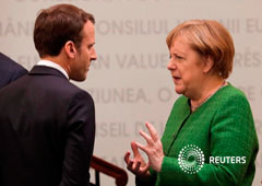 El presidente francés Emmanuel Macron y la canciller alemana Angela Merkel hablan durante la reunión informal de los líderes de la Unión Europea en Sibiu, Rumania, el 9 de mayo de 2019.