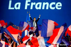Macron, favorito de cara a la segunda vuelta de las presidenciales francesas Emmanuel Macron, candidato presidencial del movimiento político En Marche !, celebra los resultados parciales de la primera ronda presidencial francesa, en París, el 23 de abril de 2017
