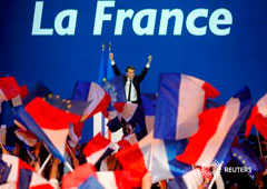 Emmanuel Macron, candidato presidencial del movimiento político En Marche !, celebra los resultados parciales de la primera ronda presidencial francesa, en París, el 23 de abril de 2017