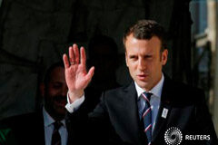 Francia: los impuestos en la era Macron El presidente francés llevando un pin de París 2024 y saludando con la mano tras una reunión con el Comité Olímpico Internacional (IOC, por sus siglas en inglés) en el Palacio del Elíseo en París, Francia, 16 de mayo, 2017