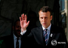 El presidente francés llevando un pin de París 2024 y saludando con la mano tras una reunión con el Comité Olímpico Internacional (IOC, por sus siglas en inglés) en el Palacio del Elíseo en París, Francia, 16 de mayo, 2017