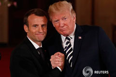 Trump y Macron buscan resolver sus diferencias sobre el acuerdo nuclear de Irán El presidente de Francia, Emmanuel Macron (a la izquierda en la imagen), se saluda con su par estadounidense, Donald Trump, al término de una rueda de prensa conjunta en la Casa Blanca en Washington, abr 24, 2018