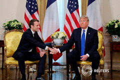 El mensaje de Francia y Alemania para EEUU en la cumbre de la OTAN: «Calma» El presidente de Estados Unidos, Donald Trump, estrecha la mano del presidente francés Emmanuel Macron, antes de la cumbre de la OTAN en Watford, en Londres, el 3 de diciembre de 2019.