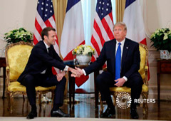 El presidente de Estados Unidos, Donald Trump, estrecha la mano del presidente francés Emmanuel Macron, antes de la cumbre de la OTAN en Watford, en Londres, el 3 de diciembre de 2019.