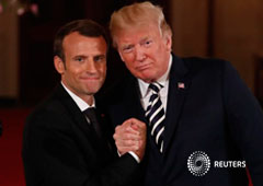 El presidente de Francia, Emmanuel Macron (a la izquierda en la imagen), se saluda con su par estadounidense, Donald Trump, al término de una rueda de prensa conjunta en la Casa Blanca en Washington, abr 24, 2018