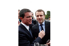 El ex primer ministro francés Valls apoyará a Macron en los comicios de junio Valls (I) saluda a Macron en un acto en París el 14 de julio de 2016