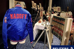 Uría Menéndez y Baker & McKenzie estudian demandas contra la SEC por el caso Madoff En la imagen de archivo, pertenencias de Bernard y Ruth Madoff antes de ser subastadas en Nueva York en Nueva York y Florida, el 13 de noviembre de 2009.