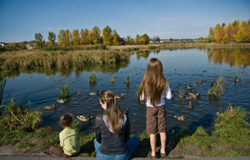 Mis hijos, mi casa, mis clientes, ¿se puede con todo? Una madre en un parque natural con sus dos hijos.