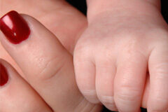 La Audiencia Nacional rechaza entregar a Portugal a una madre que abandonó el país con sus dos hijos Manos de madre e hijo