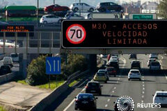 Madrid prohíbe estacionar en el centro por la alta contaminación Vehículos en la M30 de Madrid, el 12 de noviembre de 2015