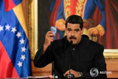 El Gobierno venezolano dice que la Constituyente busca «condiciones» para elecciones El presidente venezolano Nicolas Maduro muestra una copia de la constitución venezolana en Caracas, el 1 de mayo de 2017