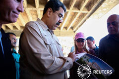 EEUU sancionará a los bancos extranjeros que ayuden a Maduro El presidente venezolano Nicolás Maduro y su esposa Cilia Flores visitan el sitio donde se construye un complejo hotelero en Caraballeda, Venezuela, 2 de marzo, 2019