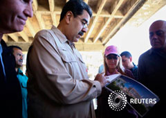 El presidente venezolano Nicolás Maduro y su esposa Cilia Flores visitan el sitio donde se construye un complejo hotelero en Caraballeda, Venezuela, 2 de marzo, 2019