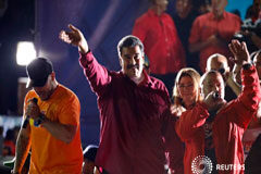 Maduro gana cuestionada elección en Venezuela, rivales piden nuevos comicios El presidente de Venezuela, Nicolás Maduro, saluda a partidarios tras conocerse los resultados de las elecciones, en Caracas. 20 de mayo de 2018