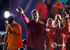 El presidente de Venezuela, Nicolás Maduro, saluda a partidarios tras conocerse los resultados de las elecciones, en Caracas. 20 de mayo de 2018