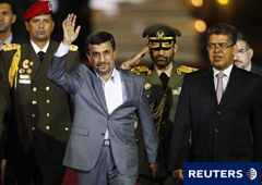 Photo ir al articulo El presidente iraní Mahmud Ahmadineyad llegó el domingo a Caracas, punto de inicio de una gira por países de América Latina antagónicos a Estados Unidos, en momentos en que Occidente aumenta su presión sobre Teherán en represalia por
