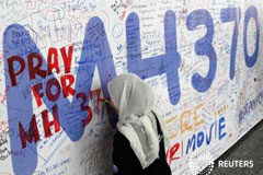 Los radares sugieren que el avión malasio voló deliberadamente a Andamán Una mujer escribe un mensaje en una pancarta de apoyo a los pasajeros del vuelo MH370 de Malaysia Airlines en Kuala Lumpur el 14 de marzo de 2014