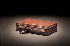 Más de 15.000 personas visitan en Madrid la Exposición “#DerechosRefugiados 11 vidas en 11 maletas” Maleta